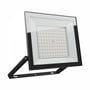 Sort SpectrumLED 100 W LED-projektør set skråt forfra med monteringsbeslag, IP65 og 4000 K.