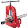 Ridgid bænkrørholder model 25 i rød støbejern med 1/8-4" rør fastspændt, klar til brug.