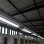V-TAC T8-Samsung60 Pro LED-rør lyser i ophængte armaturer i et stort industrielt rum.