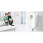 Hvid TP-Link TL-PA8010P powerline-adapter monteret i en stikkontakt, mens far og barn spiller konsol.