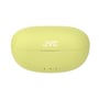 Det limegrønne opladningsetui til JVC Gumy True Wireless Earphones lukket, med JVC logo og statusindikatorer.