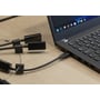 Nærbillede af Deltaco HDMI adapterring forbundet til en bærbar computer via USB-C, med fokus på tilslutningen.