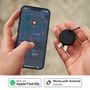 Sort Chipolo POP-tracker hænger på et nøglebundt ved en telefon med kortvisning; Apple Find My og Android Find Hub vises.