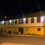 V-TAC 20W LED projektører monteret langs facaden på en bygning om natten, skaber belysning.