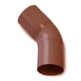 Set fra siden, en Plastmo bøjning til afløbssystemer med 90mm diameter og 45 graders vinkel i brun.