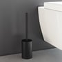 Cosmic Architect S+ toiletbørste i mat sort, vist ved siden af et hvidt væghængt toilet.