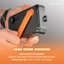 Nærbillede af en hånd der drejer på håndsvinget på 4smarts Solar Power Bank Prepper, ideel til nødsituationer.