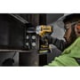 Dewalt 18V XR kulløs slagnøgle med 3/4" fæste, der bruges af en håndværker til at spænde en bolt på en stålkonstruktion.