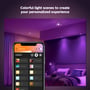 Demonstration af Philips Hue Centura spots i et rum med lilla lys, styret via en smartphone-app med forskellige lysscener.
