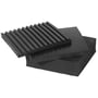 Lindab antivibrationspude GKUDDE10010 i sort gummi med rillet overflade, måler 100x100x10 mm for effektiv vibrationsdæmpning.