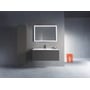 Duravit LC højskab i mørkegrå, vist sammen med et vægmonteret vaskemøbel og et oplyst spejl i et moderne badeværelsesmiljø.