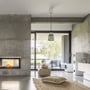V-TAC pendellampe i mat grå over et betongulv i en moderne stue med pejs og store vinduespartier.