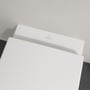 Villeroy & Boch-logoet ses på den øverste kant af det hvide 4687 væghængte toilet.