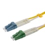 LC UPC- og LC APC-duplexstikkene på det gule OS2-fiberkabel ses tæt på med hvide beskyttelseshætter.