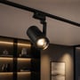 V-TAC 30 W sort skinnespot monteret i loftskinne og rettet mod indretningen i et rum.