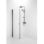 CONTURA SHOWER Space svingdør med mat sort profil står ved siden af et sort brusersæt i en bruseniche.