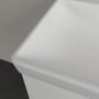 Detalje af den afrundede forkant på den hvide Villeroy & Boch Avento 4158 håndvask.