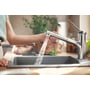 Hansgrohe ZESIS M33 etgrebsbatteri i krom, med 219 mm tud, hvor vandet løber ud, demonstrerer udtrækstuden.