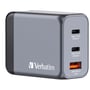 Verbatim GNC-65 GaN-oplader på 65 W set skråt forfra med USB-porte og logo synlige på det grå kabinet.
