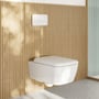 Hvidt Villeroy & Boch ViConnect E200-vægtryk monteret over et væghængt toilet på en træbeklædt væg.