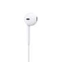 Nærbillede af et venstre Apple EarPod med USB-C, der viser det ergonomiske design til komfortabel pasform i øret.
