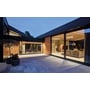 SG Armaturen Rax Soft 150 downlight monteret i et moderne udendørs hus facade.