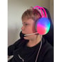 En person har White Shark Firefly gamingheadset på med lysende ørekop, mikrofon ved munden og kabel.