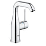 Grohe Essence M-Size håndvaskarmatur i skinnende krom med et-grebs betjening og svanehalsudløb på hvid baggrund.