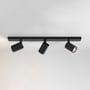 Astro Lighting Ascoli Triple Bar loftlampe monteret i loftet med tre kipbare spots, hvoraf det ene lyser mod siden.