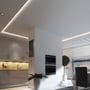 V-TAC LED strip monteret i en loftskant i et moderne køkkenmiljø, giver indirekte, varm belysning.