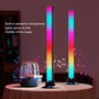 RGBIC lysbarer på et bord med en højttaler, hvor lysene danser til musikkens rytme.