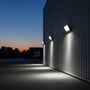 V-TAC LED-projektører på 150 W er monteret på en lagerbygning og oplyser området ved skumring.
