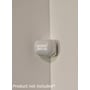 LightSolutions BLU hjørnebeslag monteret i et indendørs hjørne med en hvid væg, forbedrer Shelly Motion sensor placering.