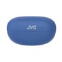Lukket opladningsetui til JVC Gumy True Wireless in-ear høretelefoner i blå farve med JVC logo på toppen.