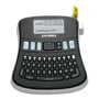 Oversigtsbillede af Dymo LabelManager 210D labelprinter i sort og sølv med tydeligt display og tastatur.