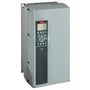 Danfoss VLT FC202 frekvensomformer på 5,5kW med IP55C1 filter og metrisk kabel, grå enhed med kontrolpanel.