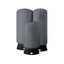 Tre grå, lodrette trykbeholdere set tættere på, heriblandt varianter af Grundfos GT-D-200 dobbeltmembranbeholder.