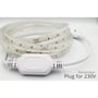 LEDlife Type X-2 ridebanestrip ligger oprullet med 230V-stik og tilslutningsdel synligt foran.