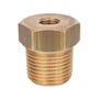 Danfoss messingadapter R1/2" til M10x1 set skråt ovenfra med sekskantet krop, udvendigt gevind og indvendigt hul.