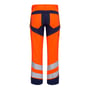 Bagside af FE Engel safety bukser, high-vis orange med mørkeblå detaljer og reflekser. Bukserne har to baglommer og er i str. 84.