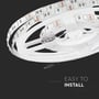 V-TAC VT-5050 LED-strip er trukket ud fra spolen, hvor tilslutningsstikket ses under rullen.