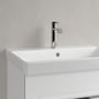 Villeroy & Boch Avento 60 håndvask set lavt forfra med armatur og det synlige overløbshul.
