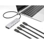 DeLock USB-hub med fire USB-C-porte er tilsluttet en laptop, mens fire USB-C-kabler ligger ved siden af.