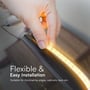 Hånd monterer V-TAC LED stripelys langs en buet kant, med teksten 'Flexible & Easy Installation' og eksempler på brug.