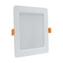 SpectrumLED 18W LED-indbygningspanel set skråt forfra med hvid ramme og orange clips på siderne.