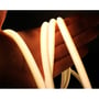 LEDlife HiCri Neon COB LED strip holdt i en hånd for at vise dens fleksibilitet og dimensioner.