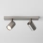 Astro Lighting Ascoli Twin spotlampe monteret på en væg med begge spots vinklet nedad.