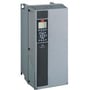 Danfoss VLT FC102 frekvensomformer med 18,5kW effekt, IP55 C1 filter og metrisk kabelindføring, vist på hvid baggrund.