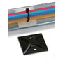 HellermannTyton sort kabelbinder-sokkel med lim, 19x19 mm, vist med kabelbinder og kabler monteret på en metal skinne.
