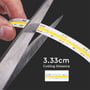 Saks klipper V-TAC LED COB stripslys, der viser skæredistance på 3.33cm, 24V.